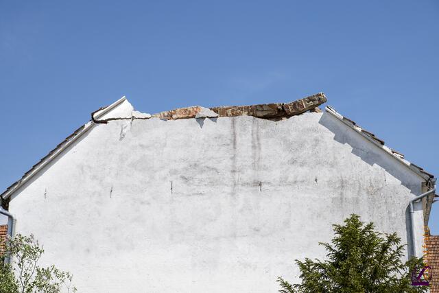 Nur etwa zwei Minuten stürmte ein Tornado in der Nacht zum 14. Mai 2015 durch den Norden des Landkreises Aichach-Friedberg und stürzte die Bewohner im oft existenzielle Not. 178 Gebäude sind zerstört, bereits 70 Gebüde mussten abgerissen werden.