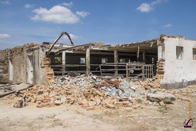 Nur etwa zwei Minuten stürmte ein Tornado in der Nacht zum 14. Mai 2015 durch den Norden des Landkreises Aichach-Friedberg und stürzte die Bewohner im oft existenzielle Not. 178 Gebäude sind zerstört, bereits 70 Gebäude mussten abgerissen werden.