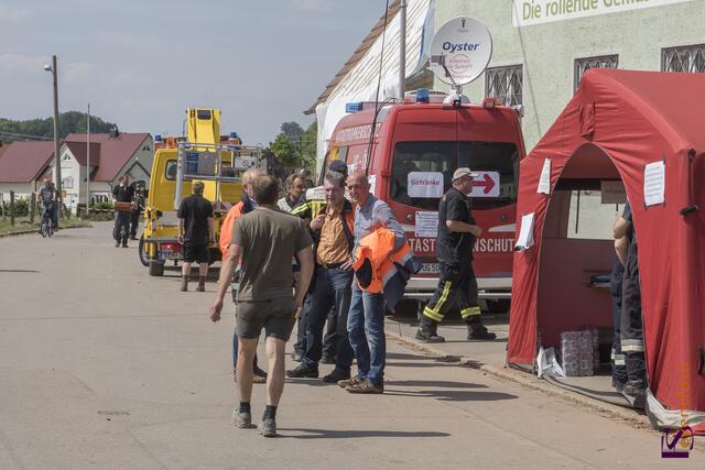Nur etwa zwei Minuten stürmte ein Tornado in der Nacht zum 14. Mai 2015 durch den Norden des Landkreises Aichach-Friedberg und stürzte die Bewohner im oft existenzielle Not. 178 Gebäude sind zerstört, bereits 70 Gebäude mussten abgerissen werden. Einsatzbesprechung der Helfer vor Ort.