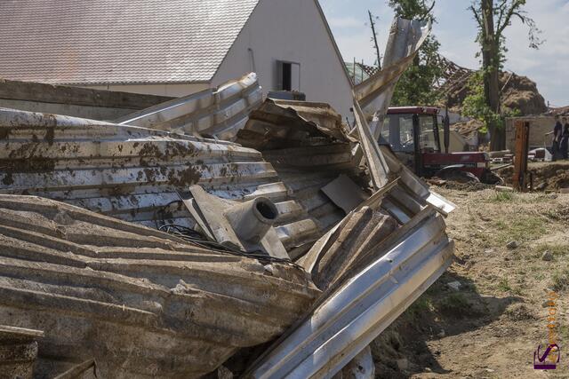 Nur etwa zwei Minuten stürmte ein Tornado in der Nacht zum 14. Mai 2015 durch den Norden des Landkreises Aichach-Friedberg und stürzte die Bewohner im oft existenzielle Not. 178 Gebäude sind zerstört, bereits 70 Gebüde mussten abgerissen werden.