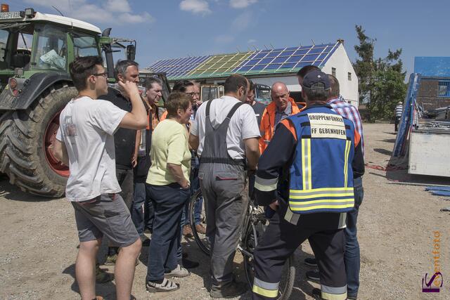 Nur etwa zwei Minuten stürmte ein Tornado in der Nacht zum 14. Mai 2015 durch den Norden des Landkreises Aichach-Friedberg und stürzte die Bewohner im oft existenzielle Not. 178 Gebäude sind zerstört, bereits 70 Gebäude mussten abgerissen werden. Einsatzbesprechung der Helfer vor Ort.