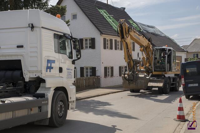 Nur etwa zwei Minuten stürmte ein Tornado in der Nacht zum 14. Mai 2015 durch den Norden des Landkreises Aichach-Friedberg und stürzte die Bewohner im oft existenzielle Not. 178 Gebäude sind zerstört, bereits 70 Gebäude mussten abgerissen werden. Einsatzbesprechung der Helfer vor Ort.