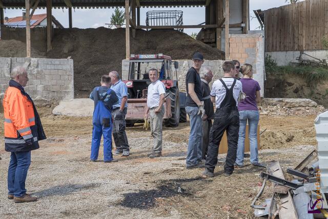 Nur etwa zwei Minuten stürmte ein Tornado in der Nacht zum 14. Mai 2015 durch den Norden des Landkreises Aichach-Friedberg und stürzte die Bewohner im oft existenzielle Not. 178 Gebäude sind zerstört, bereits 70 Gebäude mussten abgerissen werden.