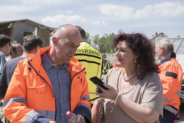Nur etwa zwei Minuten stürmte ein Tornado in der Nacht zum 14. Mai 2015 durch den Norden des Landkreises Aichach-Friedberg und stürzte die Bewohner im oft existenzielle Not. 178 Gebäude sind zerstört, bereits 70 Gebäude mussten abgerissen werden. myheimat-Reporterin Sabina Scherer im Gespräch mit Aichach-Friedbergs Landrat Dr. Klaus Metzger