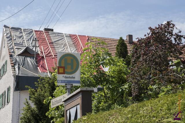 Nur etwa zwei Minuten stürmte ein Tornado in der Nacht zum 14. Mai 2015 durch den Norden des Landkreises Aichach-Friedberg und stürzte die Bewohner im oft existenzielle Not. 178 Gebäude sind zerstört, bereits 70 Gebäude mussten abgerissen werden.