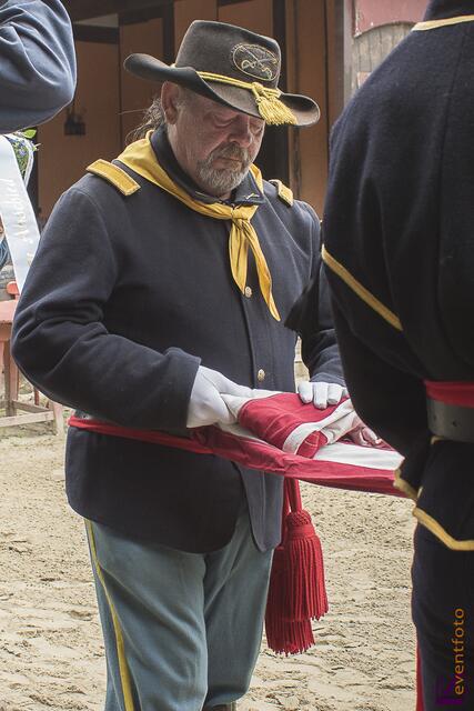 Trauerfeier - Zum Abschied von Fred Rai kamen hunderte Besucher in seine Western City nach Dasing. Die 2nd US Cavalry nimmt Abschied
