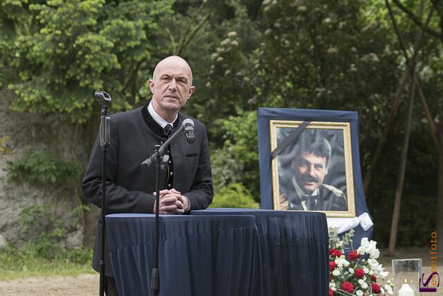 Trauerfeier - Zum Abschied von Fred Rai kamen hunderte Besucher in seine Western City nach Dasing. Aichach-Friedbergs Landrat Dr. Klaus Metzger