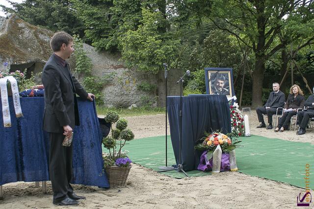 Trauerfeier - Zum Abschied von Fred Rai kamen hunderte Besucher in seine Western City nach Dasing. Moderator und Western City PR-Manager Volker Waschk