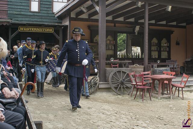 Trauerfeier - Zum Abschied von Fred Rai kamen hunderte Besucher in seine Western City nach Dasing. Die 2nd US Cavalry nimmt Abschied