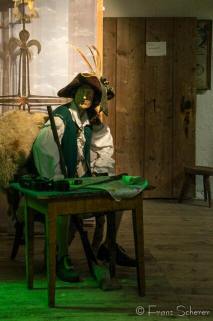 Zum 01. Mai startete die Saison 2015 für die Erlebniswelt Bayerischer Hiasl auf Gut Mergenthau in Kissing. Hütebub, Jagdgehilfe, Wilderer - dem "deutschen Robin Hood" ist die Erlebniswelt Bayerischer Hiasl in Kissing gewidmet.