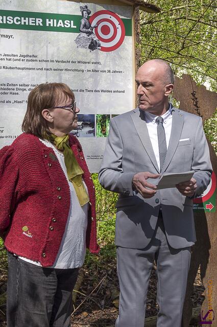 Zum 01. Mai startete die Saison 2015 für die Erlebniswelt Bayerischer Hiasl auf Gut Mergenthau in Kissing. Aichach-Friedbergs Landrat Dr. Klaus Metzger im Gespräch mit Barbara Kurz (Kissinger Förderverein Bayerischer Hiasl)