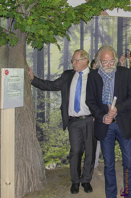 Zum 01. Mai startete die Saison 2015 für die Erlebniswelt Bayerischer Hiasl auf Gut Mergenthau in Kissing. Im Bild: Aichach-Friedbergs stellertr. Landrat Manfred Losinger (links) und Ullrich Styra (Deko und Design)