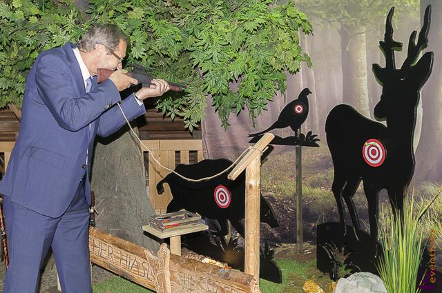 Zum 01. Mai startete die Saison 2015 für die Erlebniswelt Bayerischer Hiasl auf Gut Mergenthau in Kissing. Bürgermeister Manfred Wolf testet seine Treffsicherheit