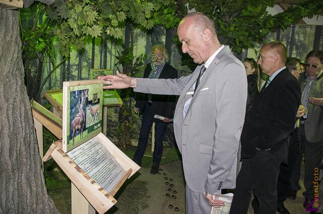 Zum 01. Mai startete die Saison 2015 für die Erlebniswelt Bayerischer Hiasl auf Gut Mergenthau in Kissing. Aichach Friedbergs Landrat Dr. Klaus Metzger beim Erkunden der Stationen des Walderlebniswegs
