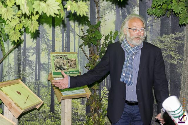 Zum 01. Mai startete die Saison 2015 für die Erlebniswelt Bayerischer Hiasl auf Gut Mergenthau in Kissing. Ausstatter Ullrich Styra (Deko und Design) zeigt die neuen Stationen auf dem Walderlebnisweg
