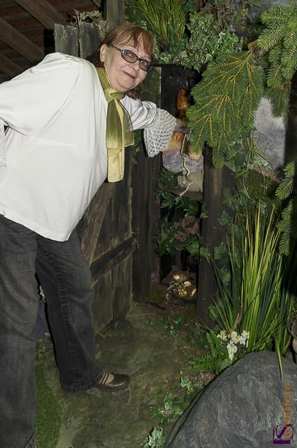 Zum 01. Mai startete die Saison 2015 für die Erlebniswelt Bayerischer Hiasl auf Gut Mergenthau in Kissing. Barbara Kurz vom Kissinger Förderverein Bayerischer Hiasl unterwegs auf dem neuen Walderlebnisweg