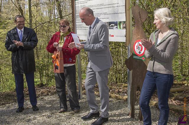 Zum 01. Mai startete die Saison 2015 für die Erlebniswelt Bayerischer Hiasl auf Gut Mergenthau in Kissing. Gratulation für die Übernahme der Führungen und der Aufsicht in der Erlebniswelt für Barbara Kurz vom Kissinger Förderverein Bayerischer Hiasl, 2. von links) von Landrat Klaus Metzger (mitte), Monika Fottner (rechts) und Kissings Bürgermeister Manfred Wolf (links)