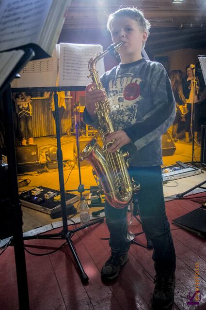 Eine perfekte Show präsentierte die Baerenbande der Friedberger Konradin-Realschule im Augsburger Jugendhaus Lehmbau - In der Pause macht "Next Generation" - Lenny schon mal erste Stellungsproben