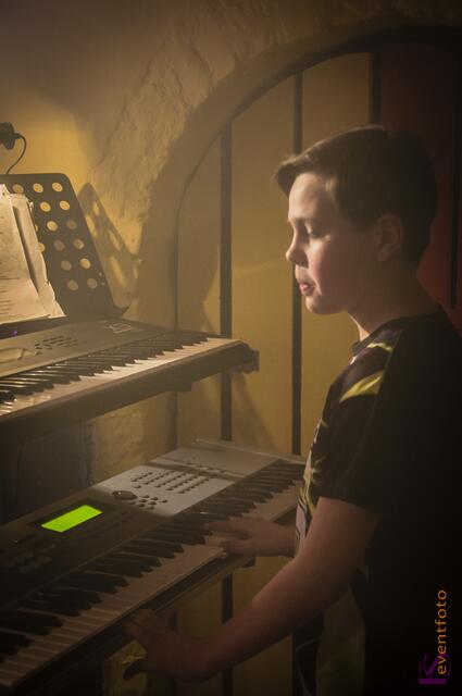 Eine perfekte Show präsentierte die Baerenbande der Friedberger Konradin-Realschule im Augsburger Jugendhaus Lehmbau - Timo an den Keyboards