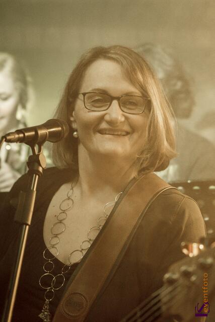 Eine perfekte Show präsentierte die Baerenbande der Friedberger Konradin-Realschule im Augsburger Jugendhaus Lehmbau - am Bass Bandgründerin und Namensgeberin Karin Baer