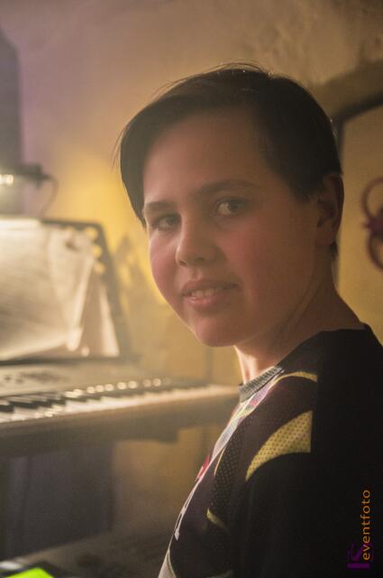 Eine perfekte Show präsentierte die Baerenbande der Friedberger Konradin-Realschule im Augsburger Jugendhaus Lehmbau - Timo an den Keyboards