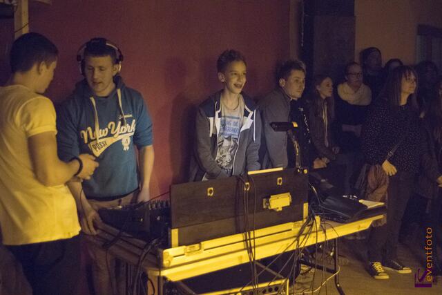 Eine perfekte Show präsentierte die Baerenbande der Friedberger Konradin-Realschule im Augsburger Jugendhaus Lehmbau - Light & Sound-Section