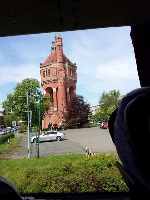 ...auf nach Breslau... Der Wasserturm aus dem Bus gesehen...