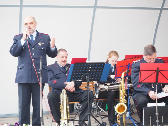 Moderator Torsten Lemke in der Musikmuschel Westerland