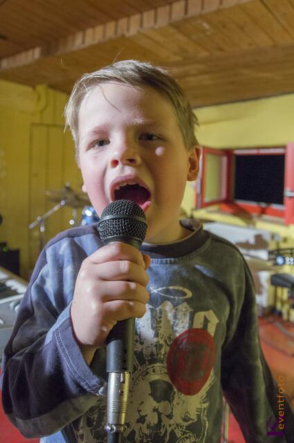 Eine perfekte Show präsentierte die Baerenbande der Friedberger Konradin-Realschule im Augsburger Jugendhaus Lehmbau - In der Pause macht "Next Generation" - Lenny schon mal erste Stellungsproben