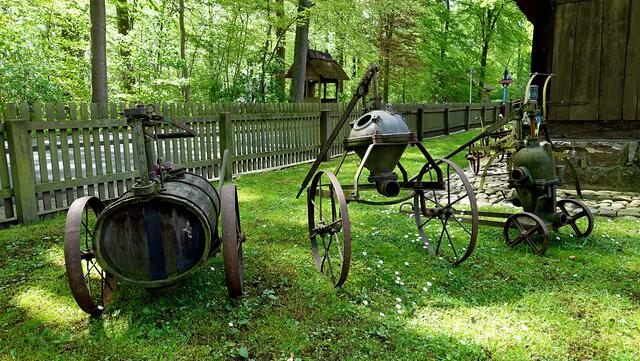 Vor dem Rischmannschen Hof stehen historische Landwirtschaftsgeräte. Foto: Helmut Kuzina