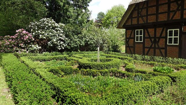 An der Wohngiebelseite des Rischmannschen Hofes befindet sich ein Bauerngarten. Foto: Helmut Kuzina