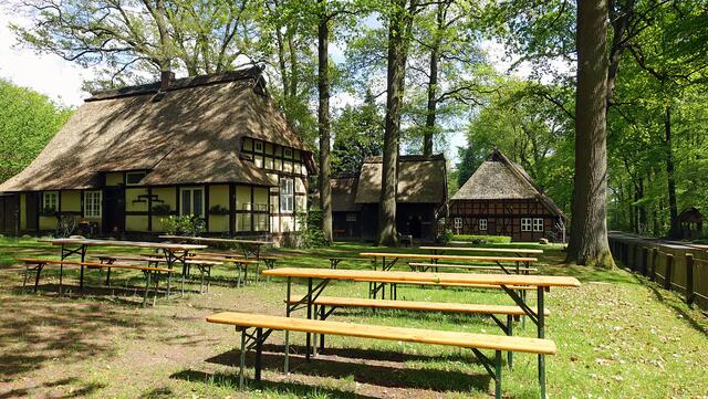Der Rundgang über das Museumsgelände führt an dem Häuslingshaus (links) aus dem 18. Jahrhundert vorbei. Die Holzteile des Fachwerkhaus mit dem Reetdach wurden ohne Nägel, nur mit Dübeln, zusammengesetzt. Foto: Helmut Kuzina