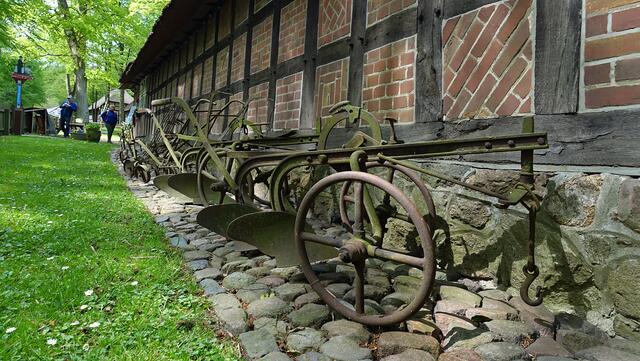 Verschiedene Pflüge wurden bei der Bearbeitung des Ackerlandes eingesetzt. Foto: Helmut Kuzina