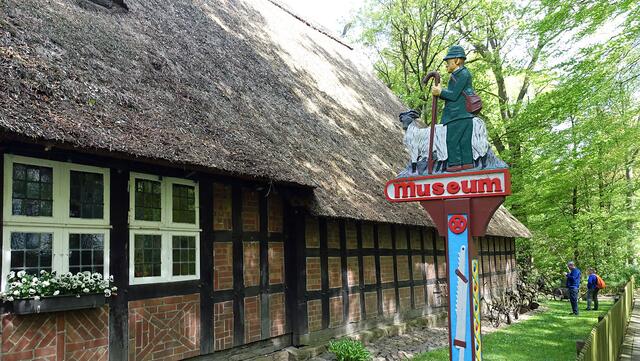 Am Eingang des Heidemuseums an der Hermann-Löns-Straße. Foto: Helmut Kuzina