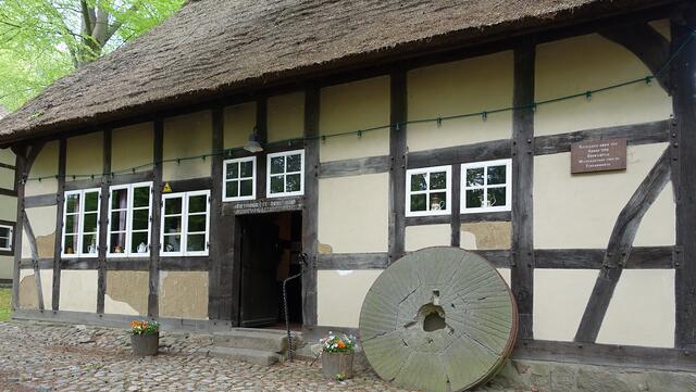 Der Backofen wurde nachträglich in das Eichenfachwerkhaus mit dem Reetdach eingebaut. Foto: Helmut Kuzina