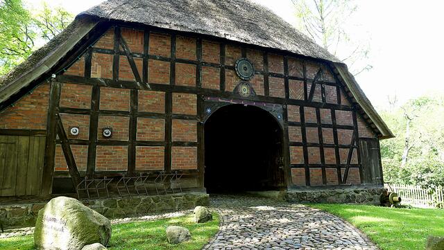 An der Stallgiebelseite des Rischmannshofes befindet sich das Einfahrtstor, das zur großen Diele des Hauses führt. Foto: Helmut Kuzina