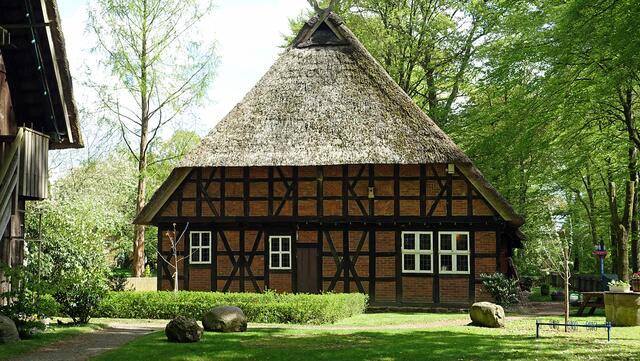 Auf dem Museumsgelände ist das reetgedeckte Fachwerkhaus, der Rischmannshof, Hauptanziehungspunkt. Foto: Helmut Kuzina