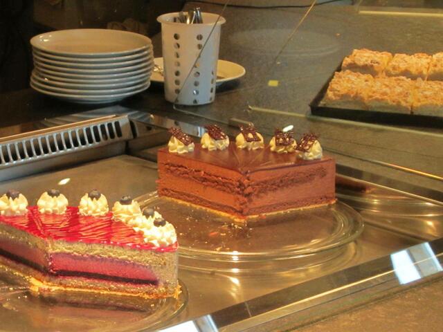 Schnell ist die Kuchentheke fast leer geputzt