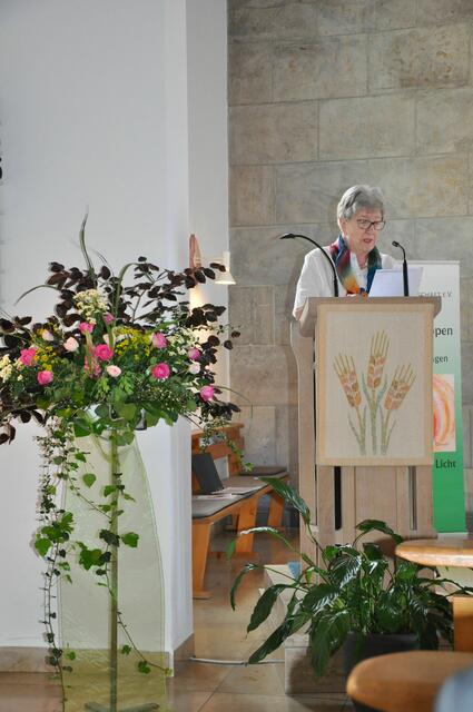 Gruppenmitglied verliest Evangelium