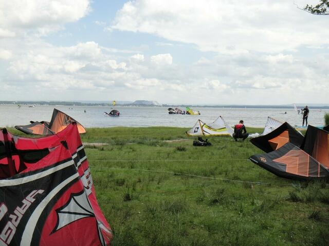 Schöne Ausblicke bietet der Radweg entlang des Steinhuder Meeres.