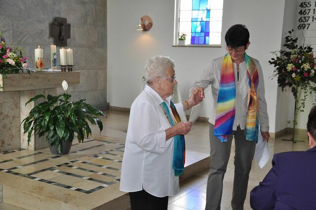 95jährige Gruppenseniorin Maria verliest Dank