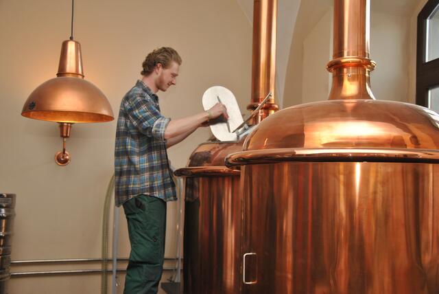 Braumeister Thomas Schmidt bei der Arbeit.