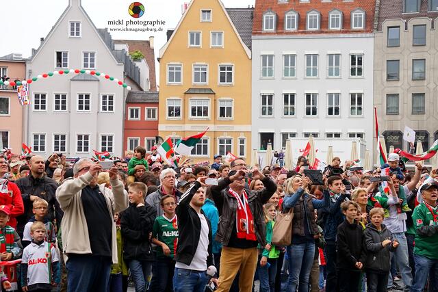 FCA-Fan-Feier auf dem Rathausplatz Augsburg - Foto: Michael Ortner - http://www.ichmagaugsburg.de