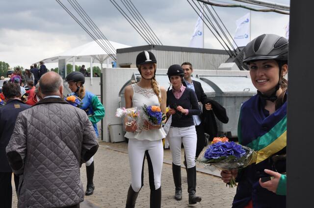 Show-Programm auf der Rennbahn. Prominente Siegerinnen mit viel Charme. Rennen um die Haflinger-Trophy der Hannoverschen Volksbank. Mitte: Miss Niedersachsen Charlotte Kramer.