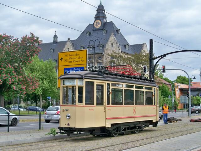 Es ist geschafft. Wagen 17 steht wieder auf Naumburger Straßenbahngleisen.