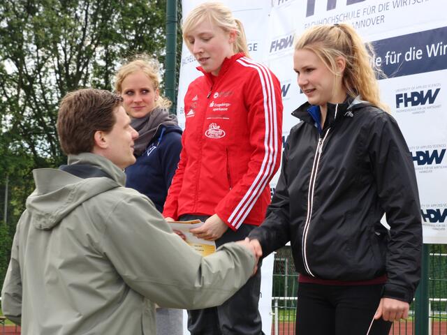 Stadionrekordinhaber Nils Winter gratuliert den Weitsprungsiegerinnen | Foto: Hubert Lödding