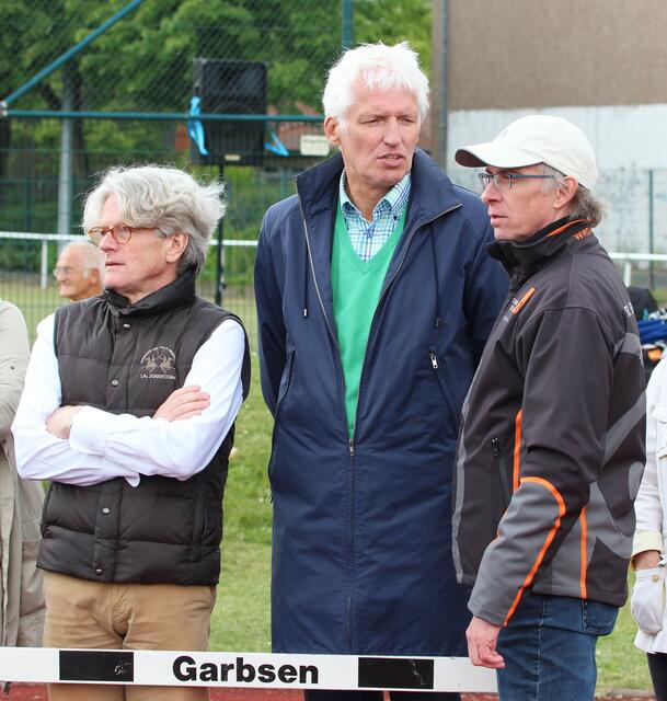 Aufmerksame Beobachter: Prof. Müller-Siebers, Dr. Grahl und Bernd Rebischke | Foto: Hubert Lödding