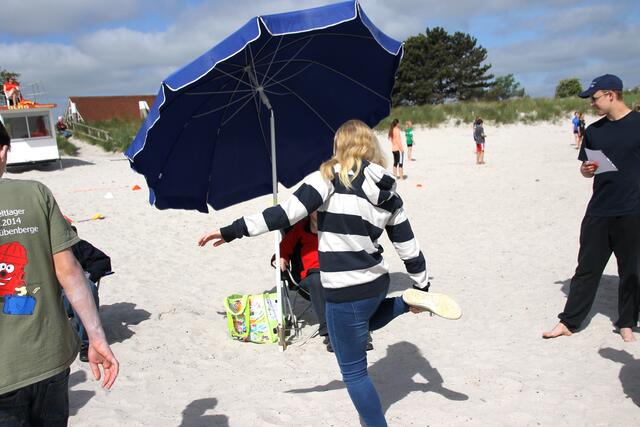 Eine der 2 Rekordhalterinnen beim auf einem Bein stehen.