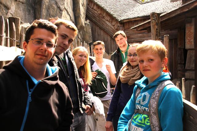 Eine gut gelaunte wartende Gruppe gemischt aus Betreuern und Jugendlichen