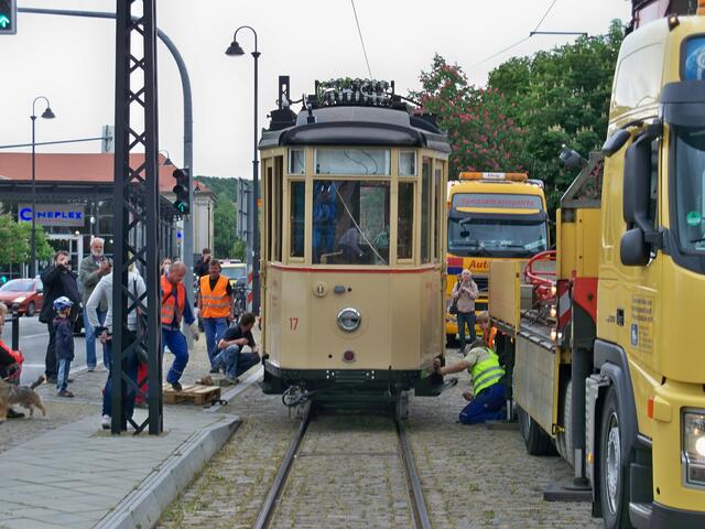 Wagen 17 rollt vom Tieflader
